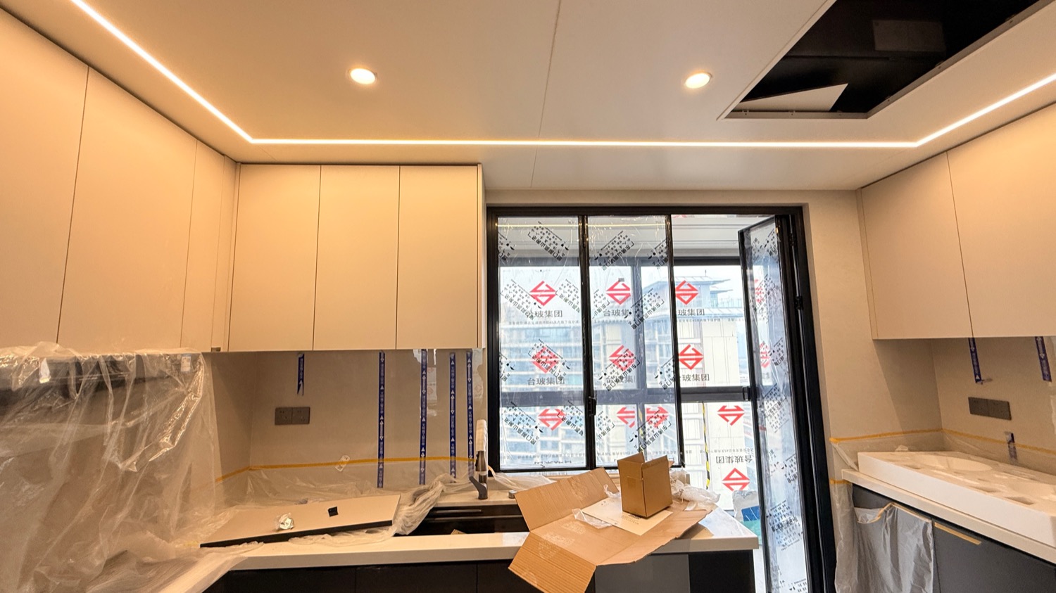 厨房吊顶完工横向全景与 U 型线性灯