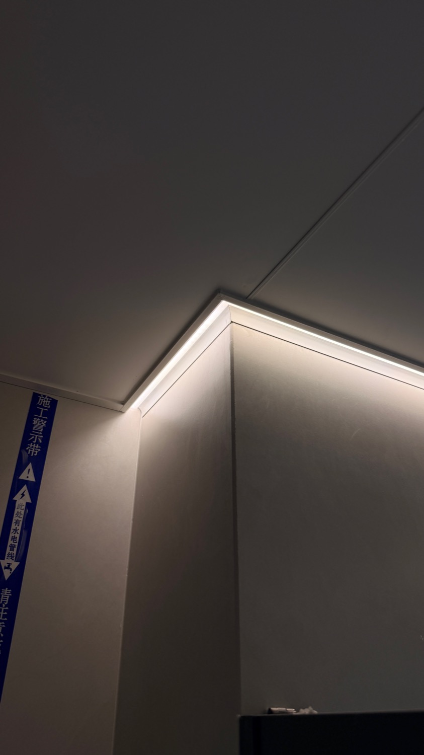 主卫顶面转角处洗墙灯带收口