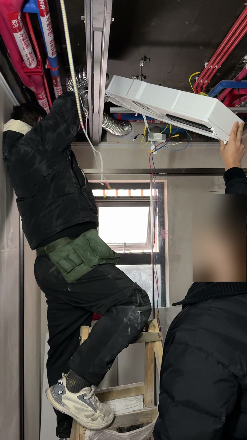 次卫线型浴霸上顶，板下管线与龙骨