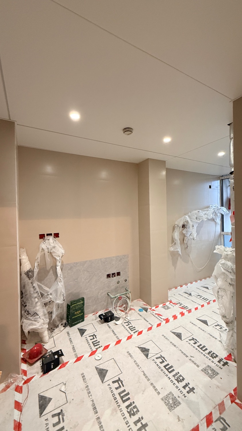 厨房顶面筒灯与顶墙转角收口