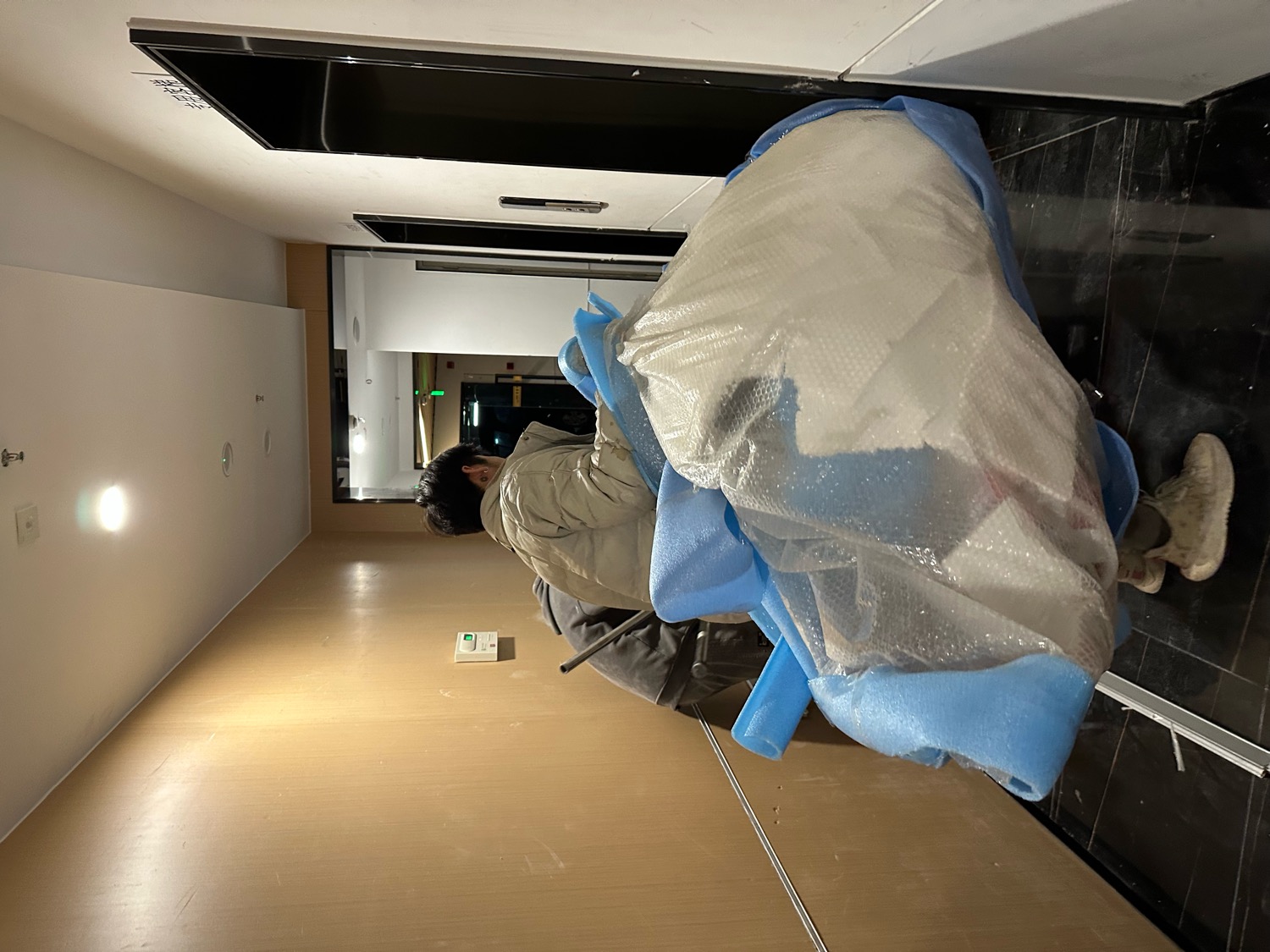 收工时把包装和废料装袋运走