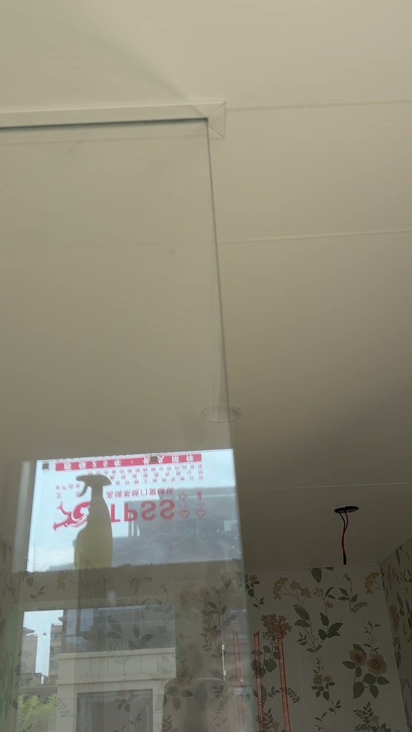 女儿房卫顶面与筒灯