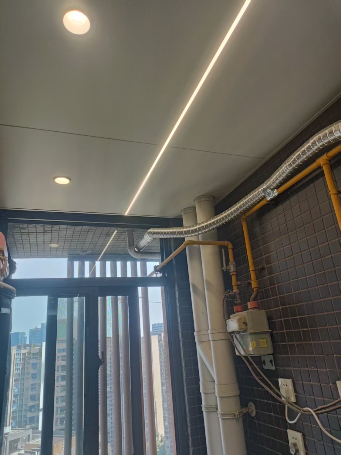 生活阳台改后 白顶灯带
