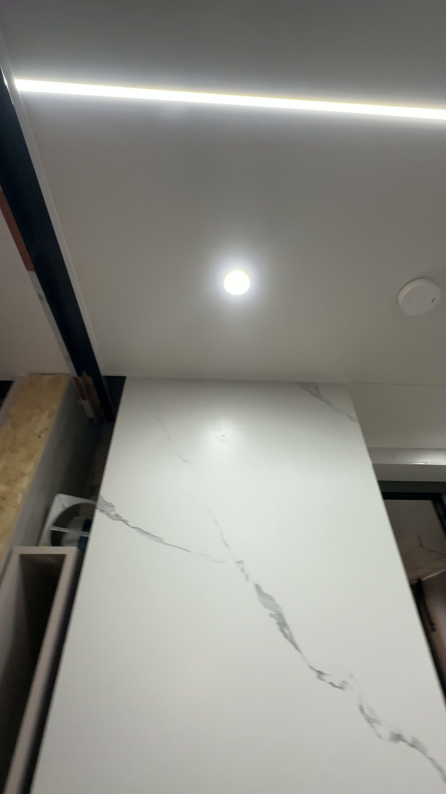 厨房吊顶完工与线型灯