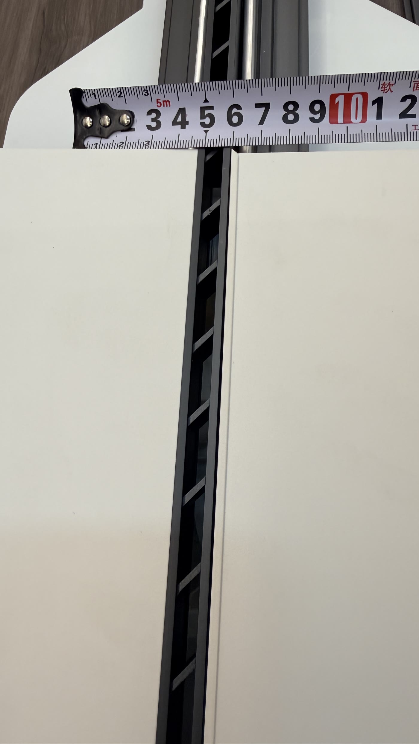 卷尺贴着 Z-08 面罩量宽度
