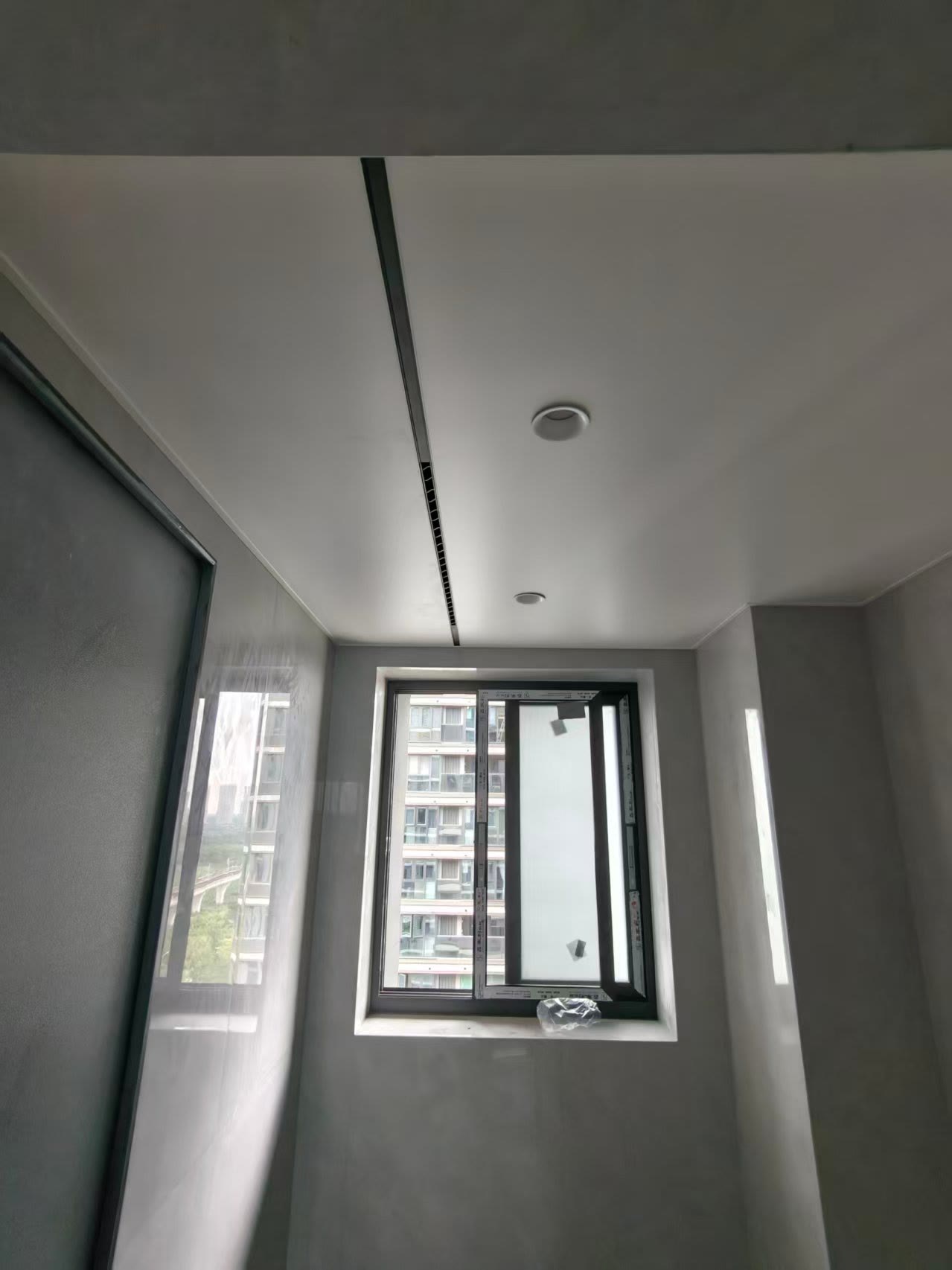 Z-18 装在卫生间顶面，与窗同向