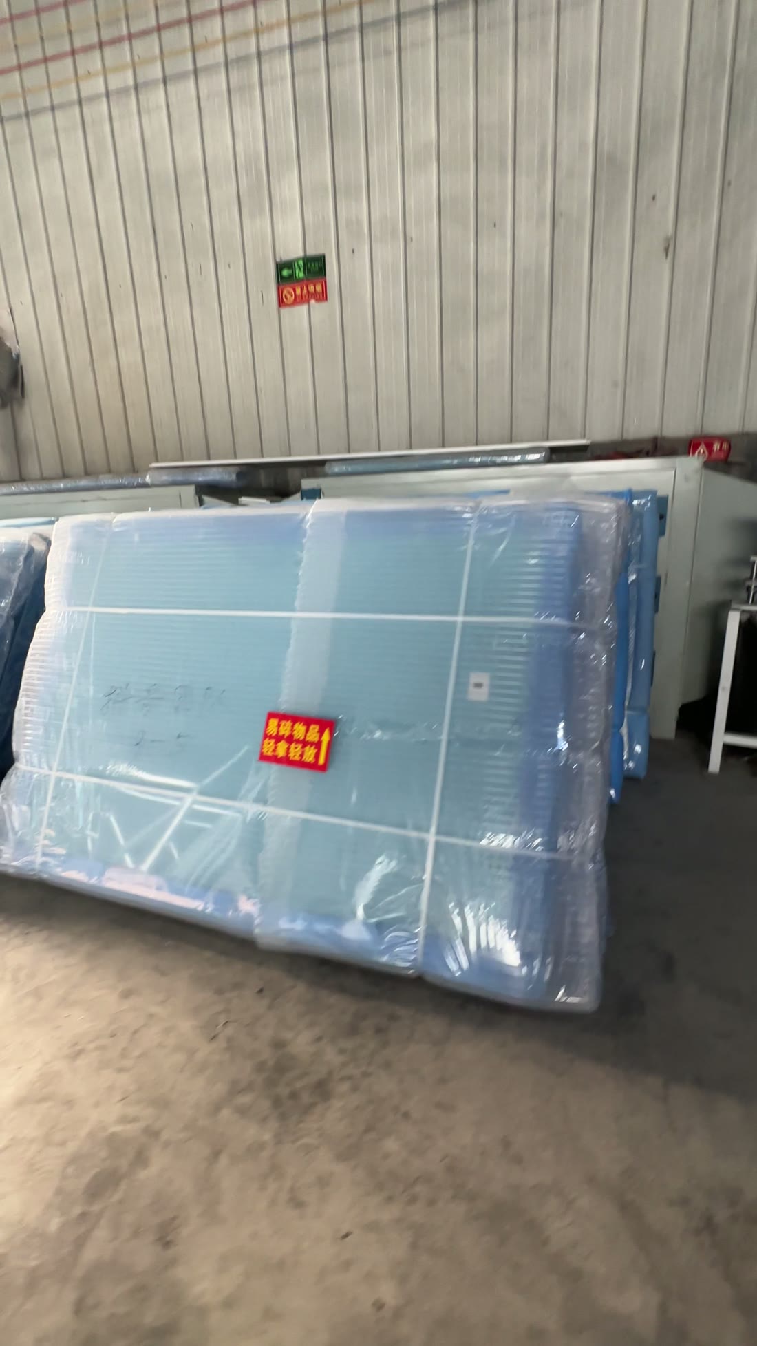 打包好的成品板,贴着易碎物品轻拿轻放标签