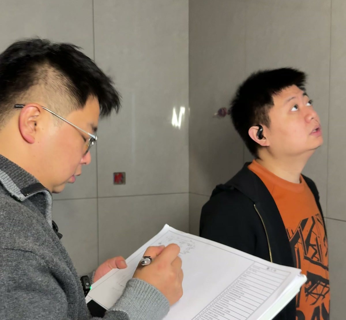 师傅在工地现场把尺寸记在图纸上
